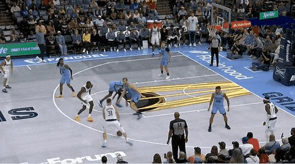 还是铁！克莱汤普森真是不行了！
在今天NBA季中锦标赛独行侠对阵灰熊的第四节比赛