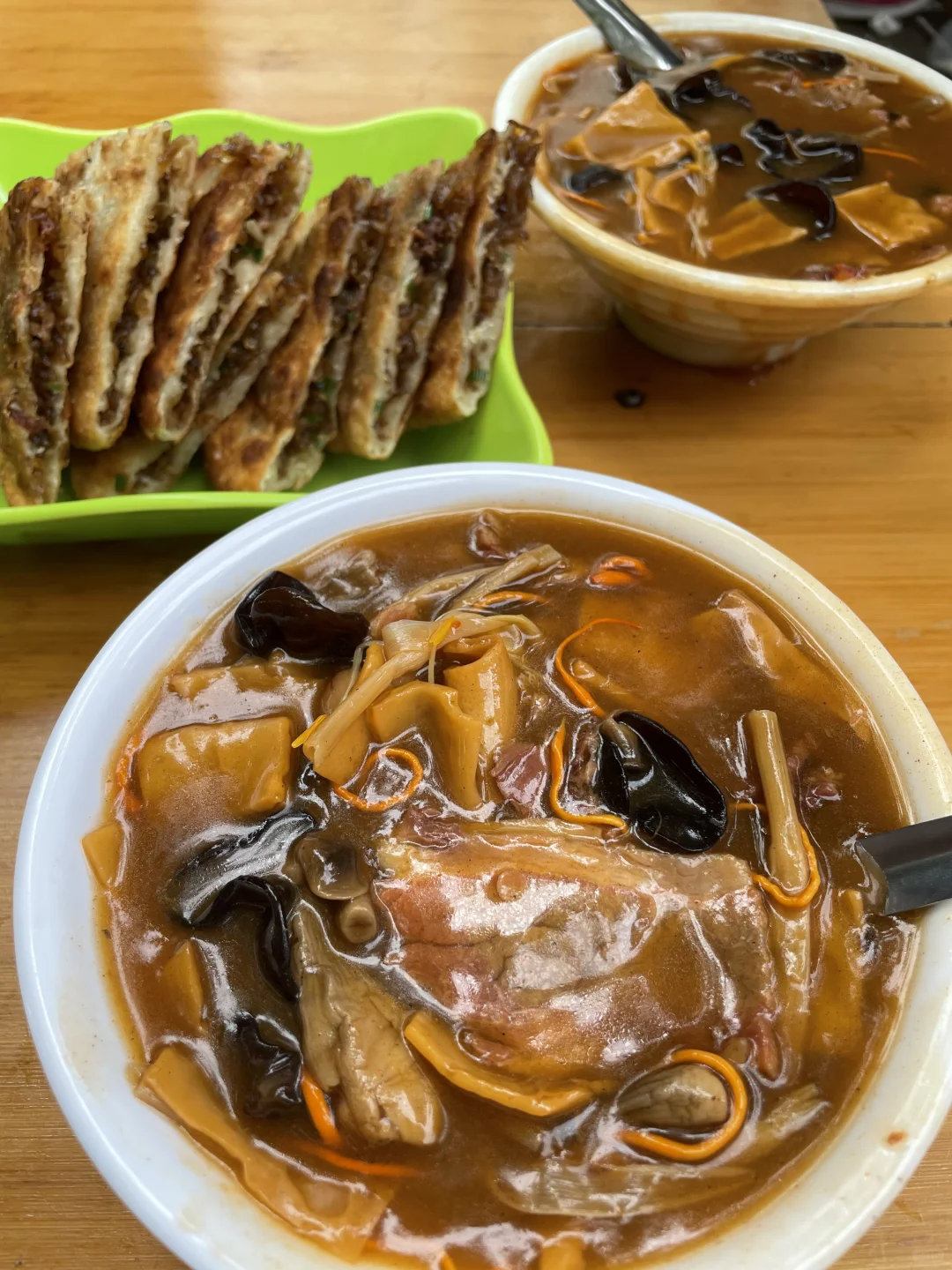 试问哪个河南人能拒绝早上来一杯热乎乎的胡辣汤呢？已经好久没喝了，今天早上毅然决然