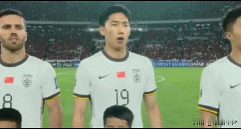 国足生死战马上开始
塞尔吉尼奥，王钰栋领衔出战
双方已出场
国足首发：14-王大