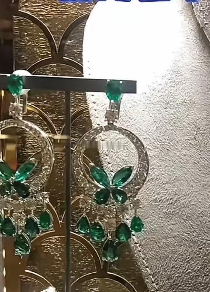 给在义乌做生意的朋友打电话，他说工厂现在已经崩溃了，不是因为耳环卖不出去，而是因