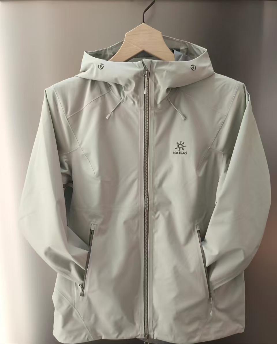 最近发现一个很有意思的现象，大家买冲锋衣、防晒服这类服饰的时候，几乎不可能考虑白