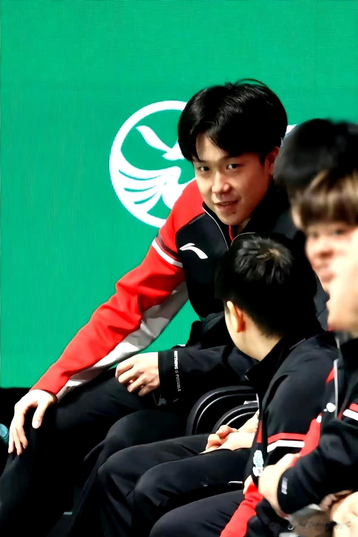 本届赛场不演了！运动员大方秀默契，网友读唇语逼得他们捂嘴唠
 
去年还躲镜头像“