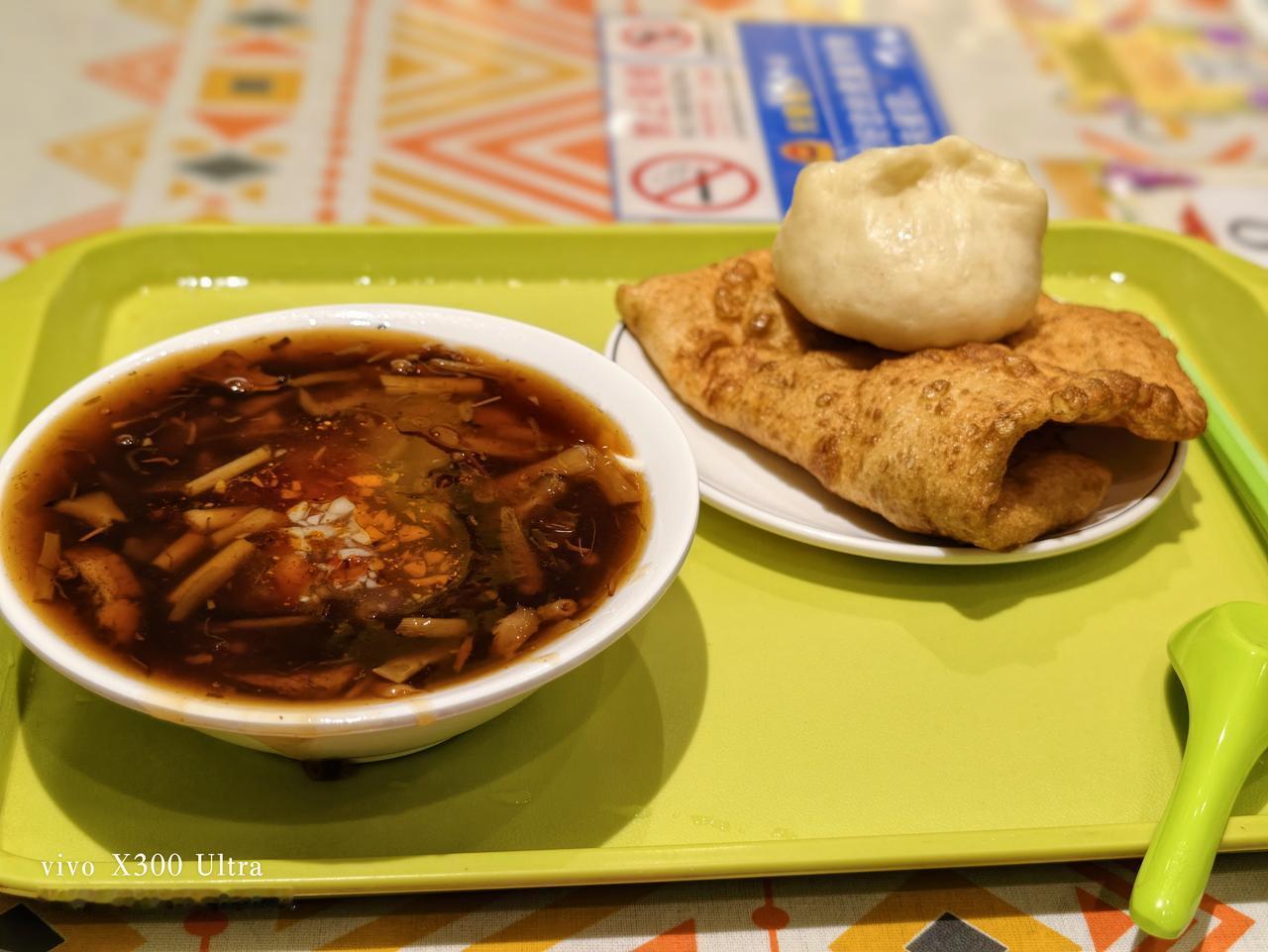 今早参加党日活动，于牛街吐鲁番餐厅享用早点，有豆腐脑、牛肉包子和油饼。那豆腐脑依