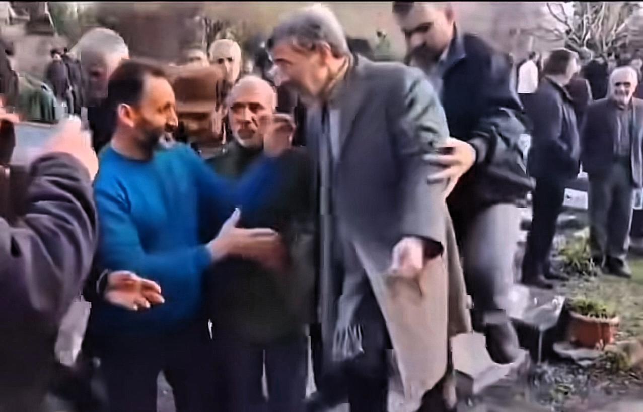 伊朗前总统内贾德3月4日现身德黑兰某烈士陵园，之前有关内贾德被炸身亡的传言不攻自