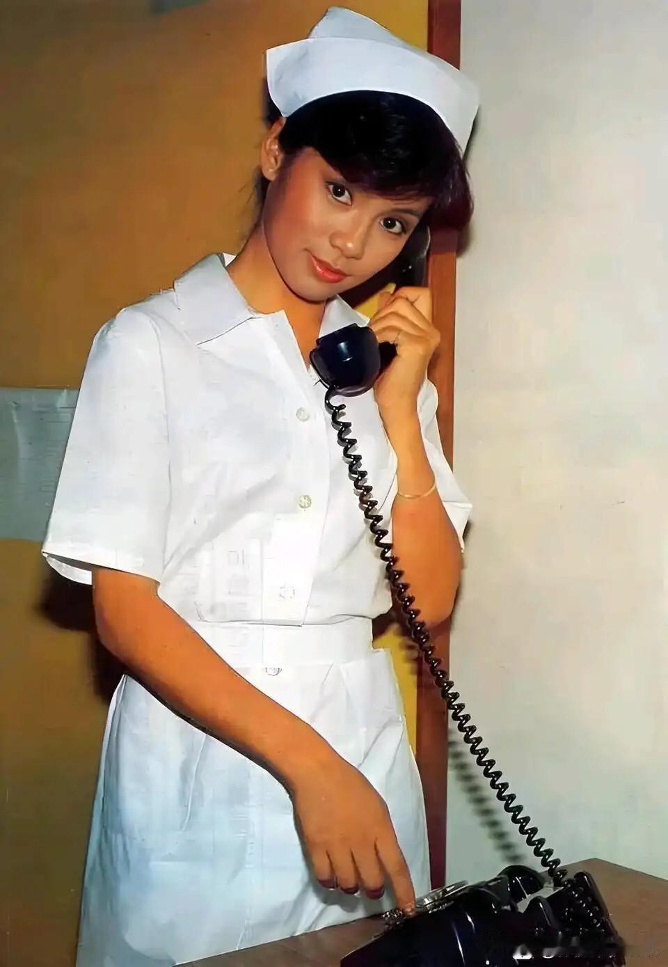 还记得《夹心人》里惊为天人的翁美玲吗？📽️
一袭白衣 一顶素帽
眉眼如画 气质