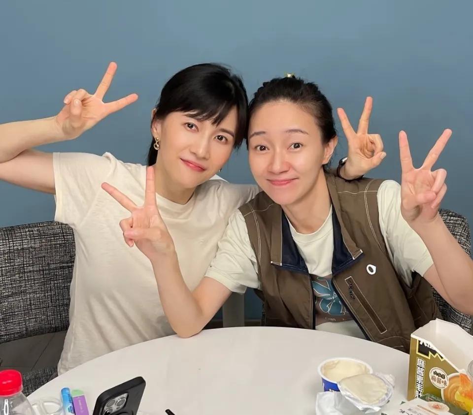 焦俊艳真的签了papi的公司，这下真的是闺蜜变老板了！

消息一出，网友直呼“闺