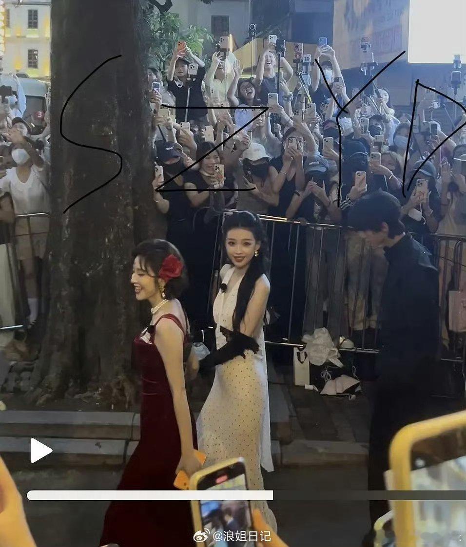 唐艺昕孙怡红蔷薇白玫瑰唐艺昕自带鲜活气场，孙怡安静温柔，两人并肩漫步，偶像剧氛围