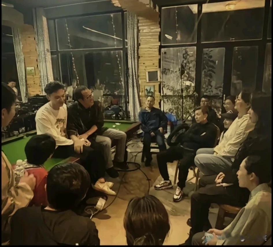 团建，俞老师拉着天权的手安慰，

天权受了太多委屈了，

每次公司出事，

顶雷