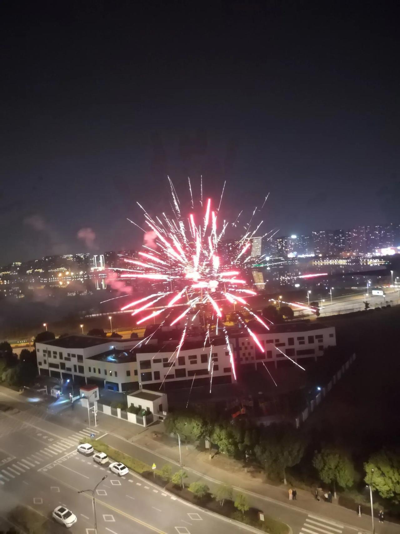 过  年（散文诗）

乾坤运行，天地轮回，又到过年。
过年了，从春到夏从秋到冬，