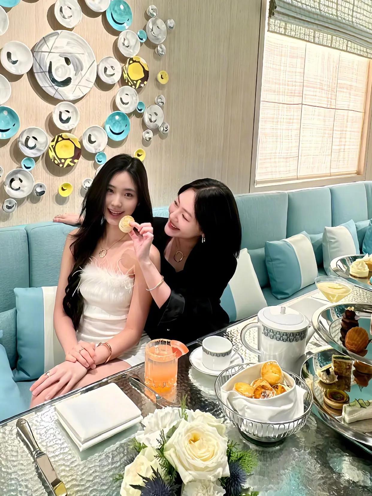 一袭白色抹胸裙好惹眼，谁相信这孩子才16岁？遗传了妈妈的大胆与妩媚！