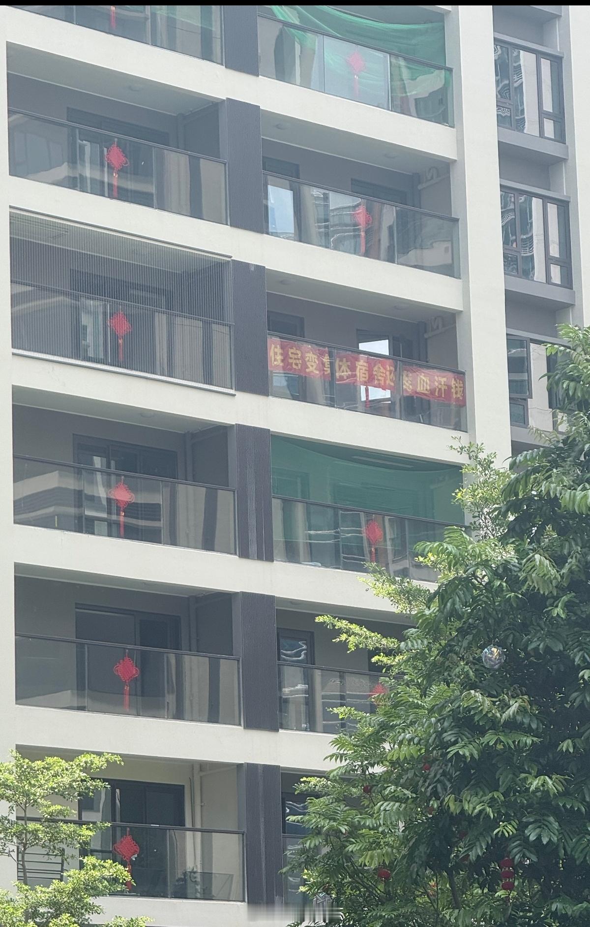 欢迎选购宿舍楼，龙岗某大运新盘的横幅挂出来了。 深圳