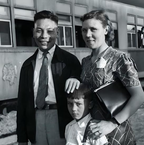 蒋经国在莫斯科留学，和冯玉祥女儿冯弗能谈恋爱，并发生关系，冯弗能是他的初恋。但他