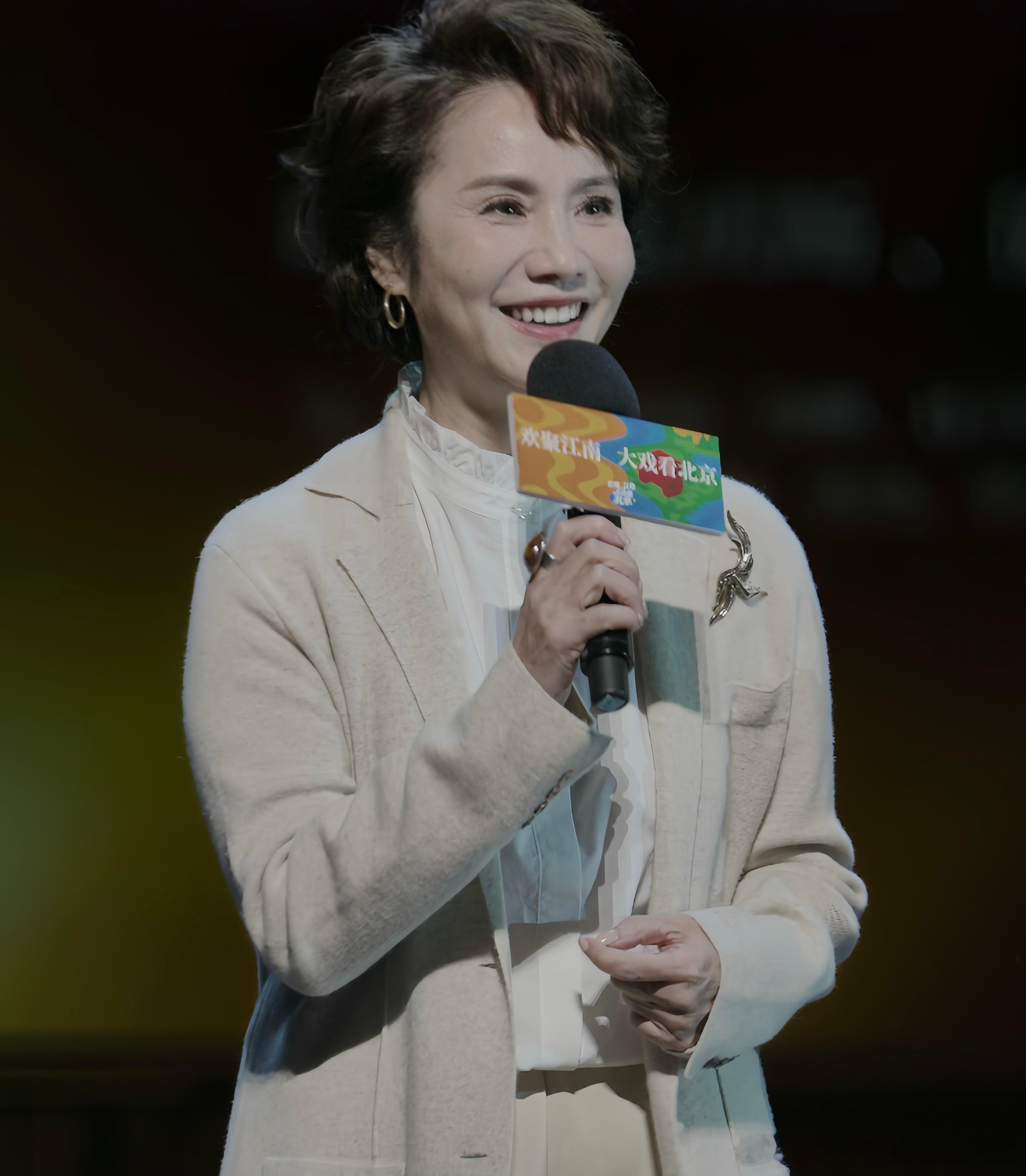 徐俐：演戏，我是认真的—— 从新闻主播到话剧演员的沉静转身  从《中国新闻》的主