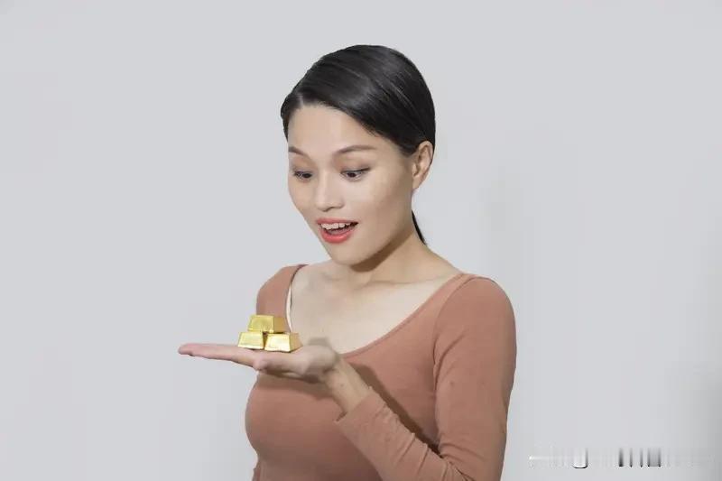女人虚荣拜金对社会危害可不小。在价值观上，会给年轻女性带来不良示范，让她们也过度