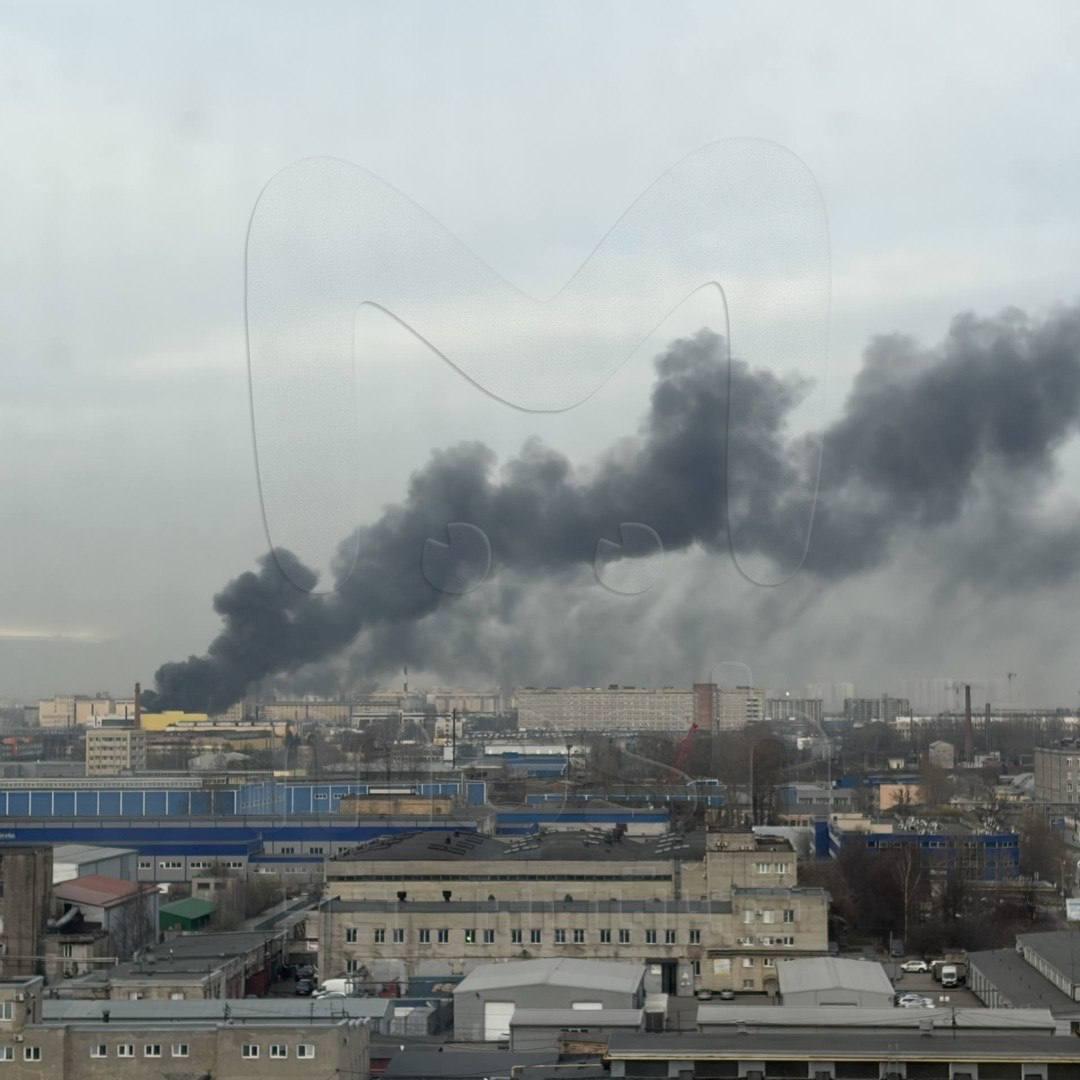 俄罗斯圣彼得堡涅瓦区居民拍到震撼画面，当地水晶街附近突发严重火灾，巨大的黑色烟柱