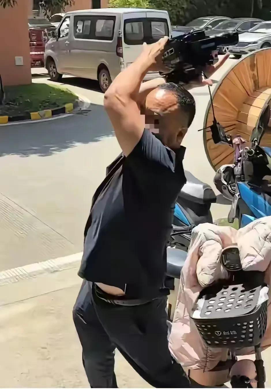 谢某砸毁记者相机后终于弯腰道歉
他不是知道错了，而是在心里盘算自己到底“刑不刑”