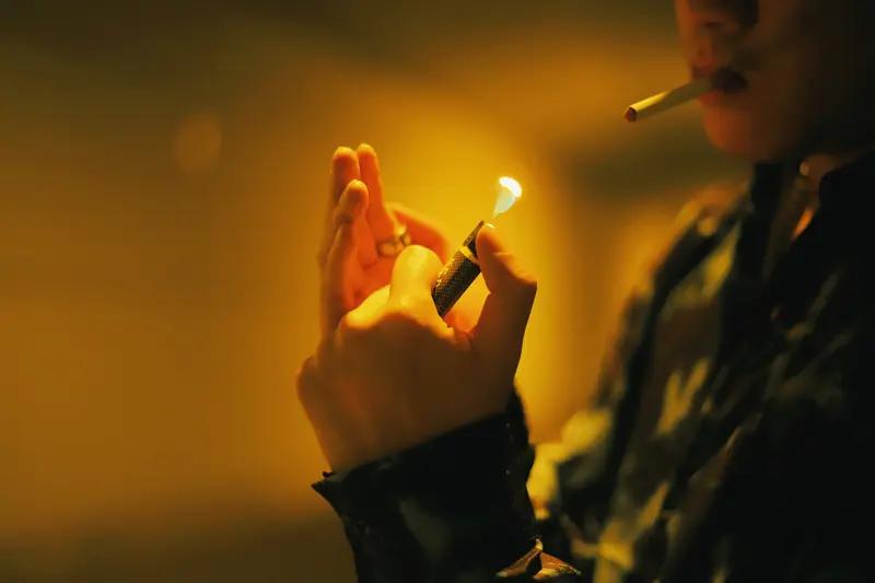 我们办公室里面八个男的，有六个不抽烟，不喝酒，不赌博，
所以从这个比例上看现在不