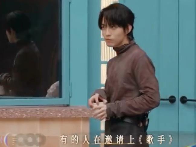 林宥嘉通过“监控视角”默默观察，咱就是说他是应聘了导播职位吗？还是头一回看见这样