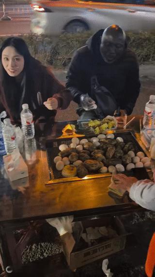 年轻女子和两位黑哥在夜晚的街头品尝贵州特色烤洋芋？
这俩黑人对贵州的洋芋(土豆)