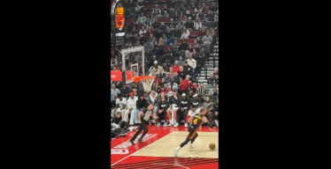 替补席都坐满了！杨瀚森本场坐在第二排观战 身边是克里斯·穆雷