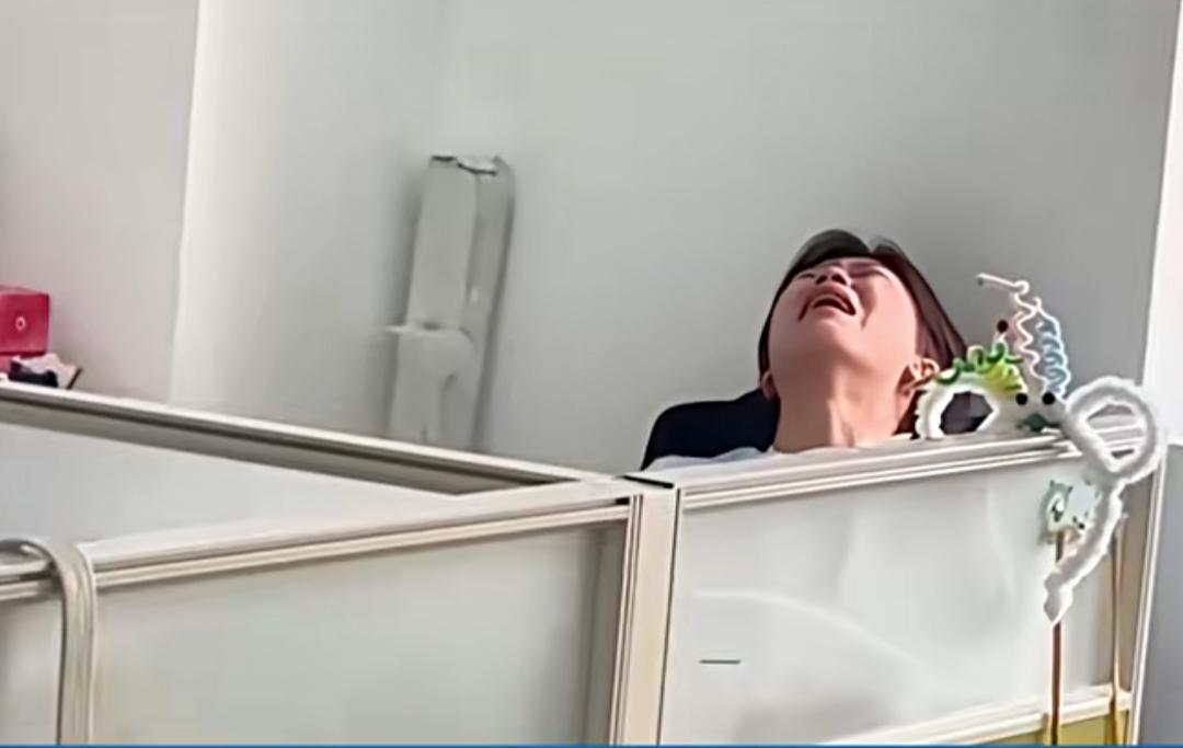 办公室的隔间里，一位年轻老师坐在工位上崩溃大哭。同事轻轻拍着她的背，却不知道该如