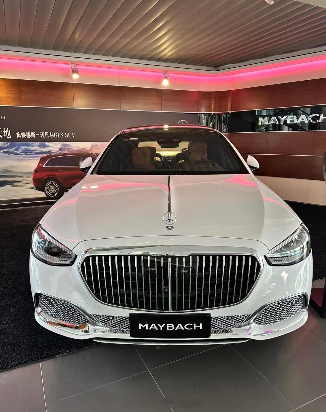 目前MAYBACH S-Class的搭配方法白 配 金属镀铬 会很雅黑 配 熏黑