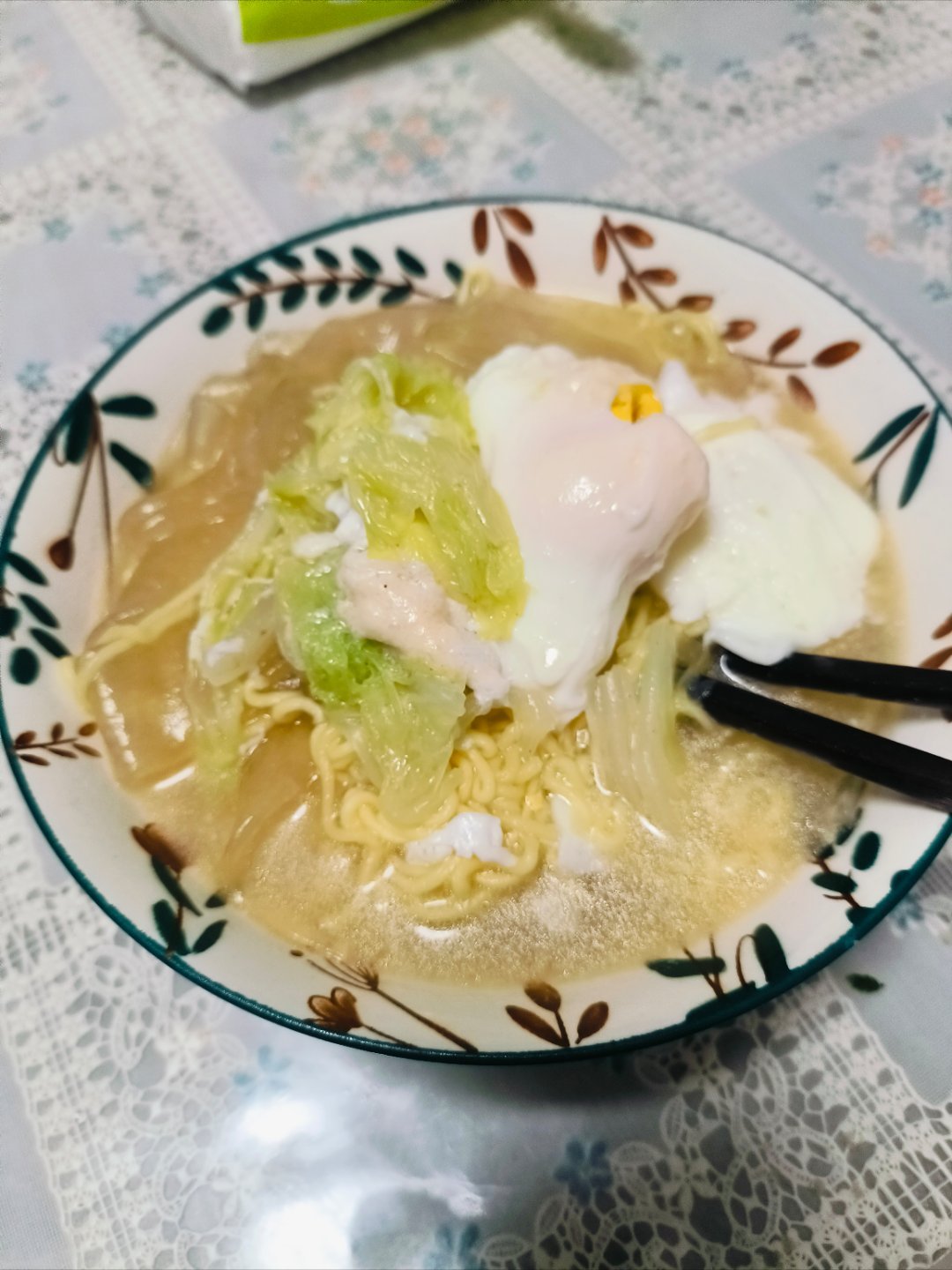 俺娘俩的晚餐，凑合吃点吧！方便面🍜加鸡蛋！ 