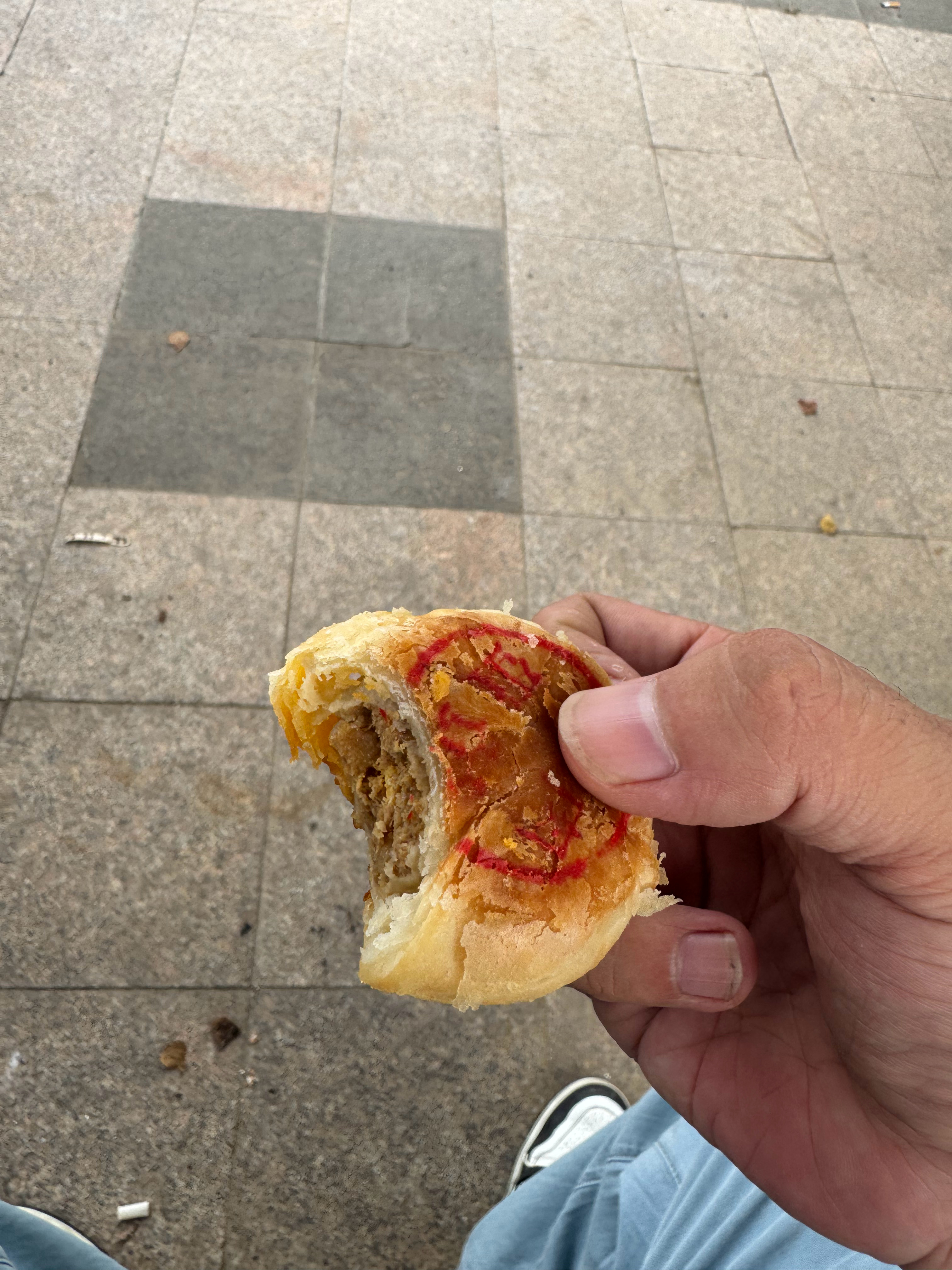 刚到合肥就给我拿了月饼吃。但作为一个北方人，从来没见过鲜肉馅月饼。哎 别说 还挺
