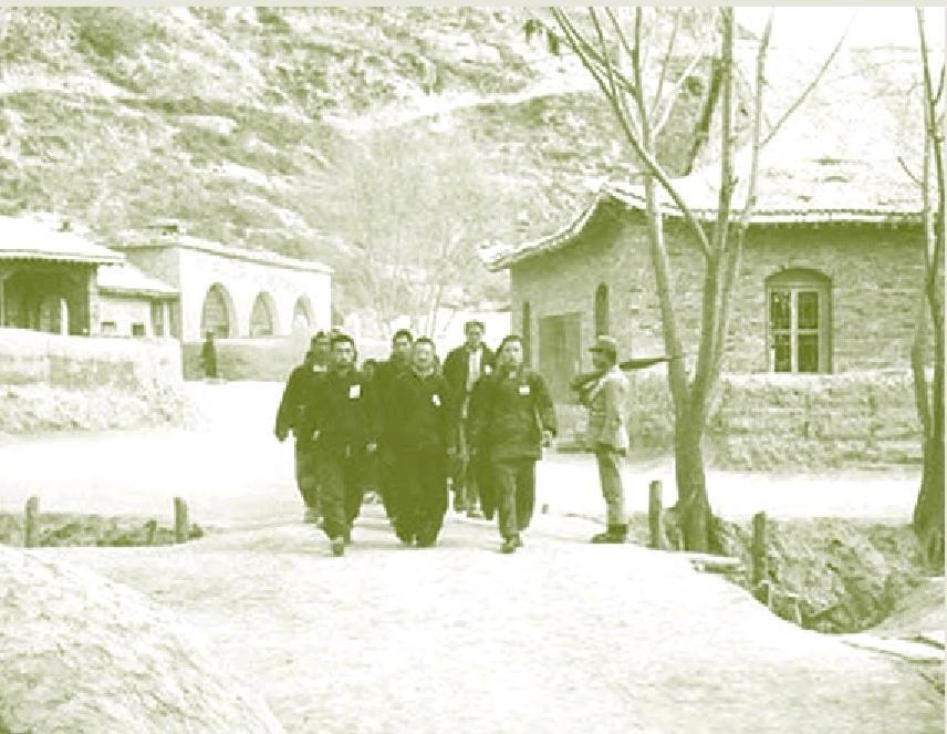 胡宗南拿下延安，蒋派55位记者延安采访4天，胡急造假坟、假俘虏。
 
1947年