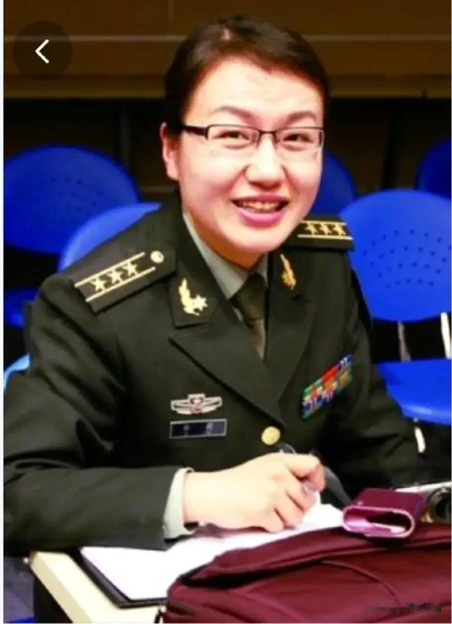 才貌双全的李莉！
她不但在军事评论方面成绩斐然，还是一位真正的大才女。


她曾
