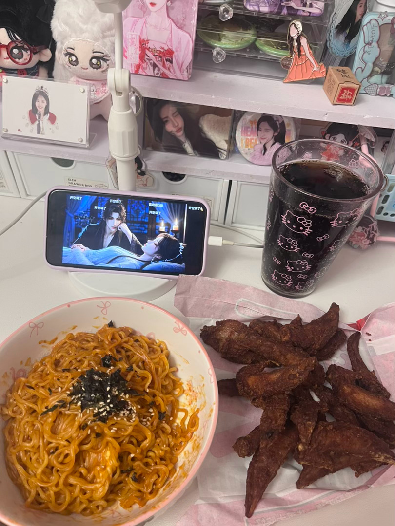 鞠婧祎周边市场  