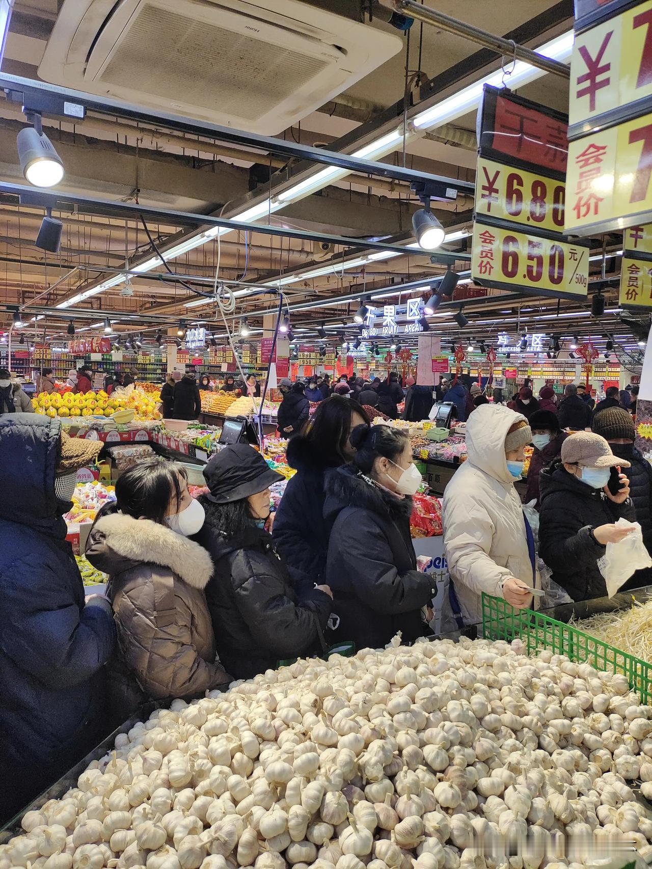 中国沈阳市铁西区益百顺超市2月4日购物情景