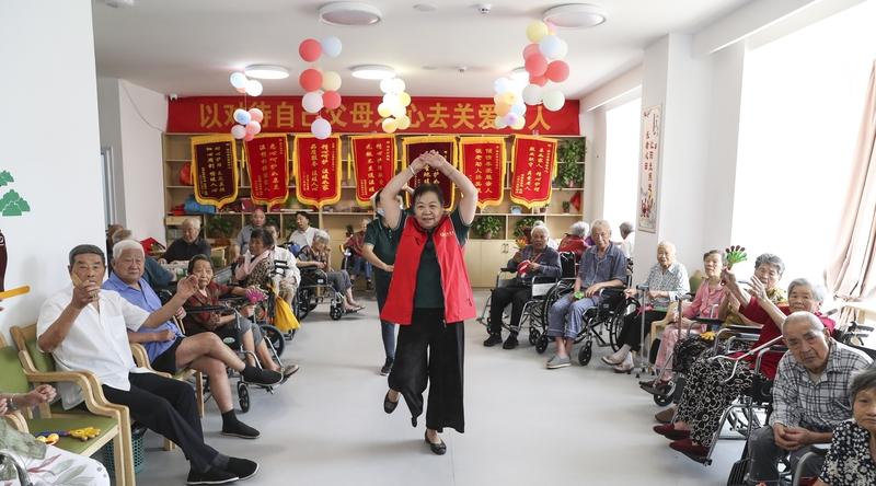 人老了才明白，晚年幸福，从来不是靠子女。
靠的是自己有个好身体，有个好心态，有点