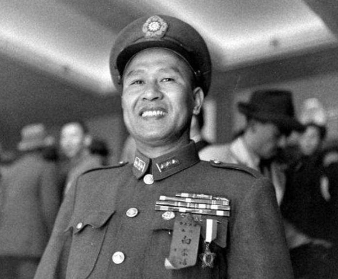1937年，李克农外出散步，一个戴草帽的老农朝他扔了一个纸团，直到他弯腰捡起纸团