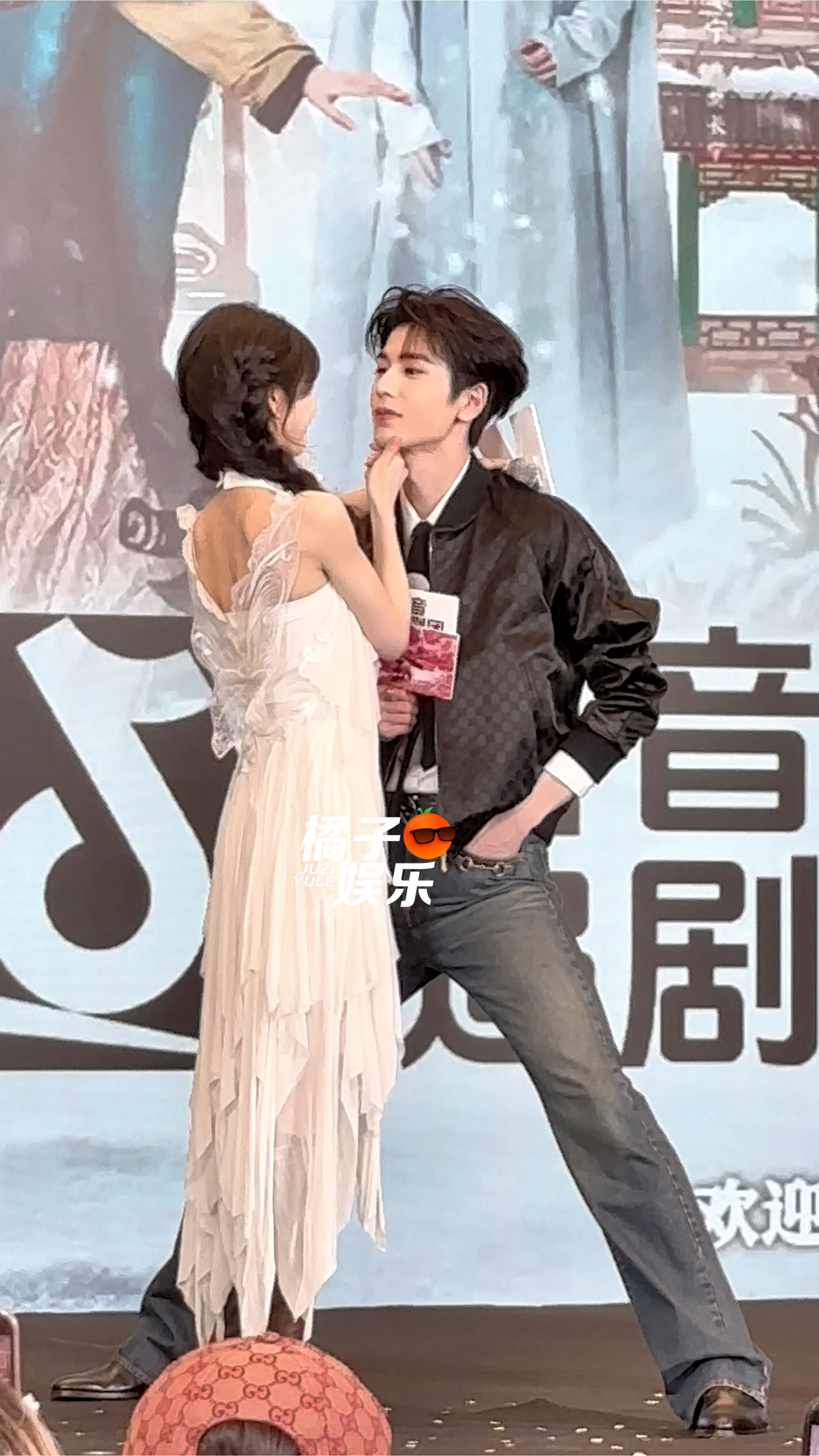 这里太好品了我们征玉。。。他为她屈腿弯腰。。她为他拿开头顶碎片逐玉追剧团