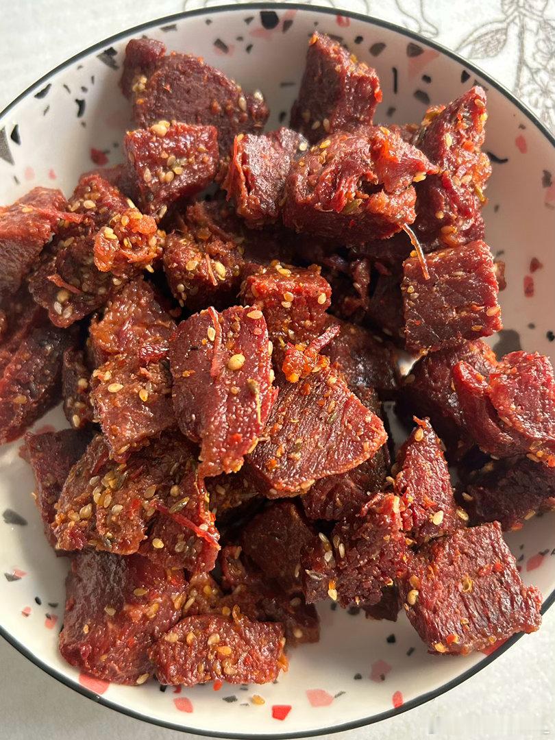 连续两天买了牛肉干。因为太好吃了。今天淋了落汤鸡回来。刚收拾完毕。现在开吃犒劳一