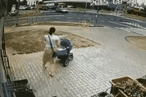 看到这个视频，感觉推车女人应该不是婴儿的亲人，更不会是孩子的母亲！
如果是孩子妈