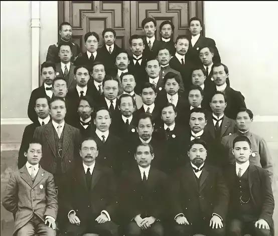 这不是剧照！这是一张真实的大合照，我敢说，谁能在这里面认出四个以上，绝对是熟知近