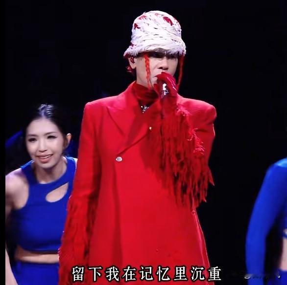 深夜刷到
《街角的晚风》，
听着听着鼻子就酸了。

陈小春这次唱的哪是情歌，分明