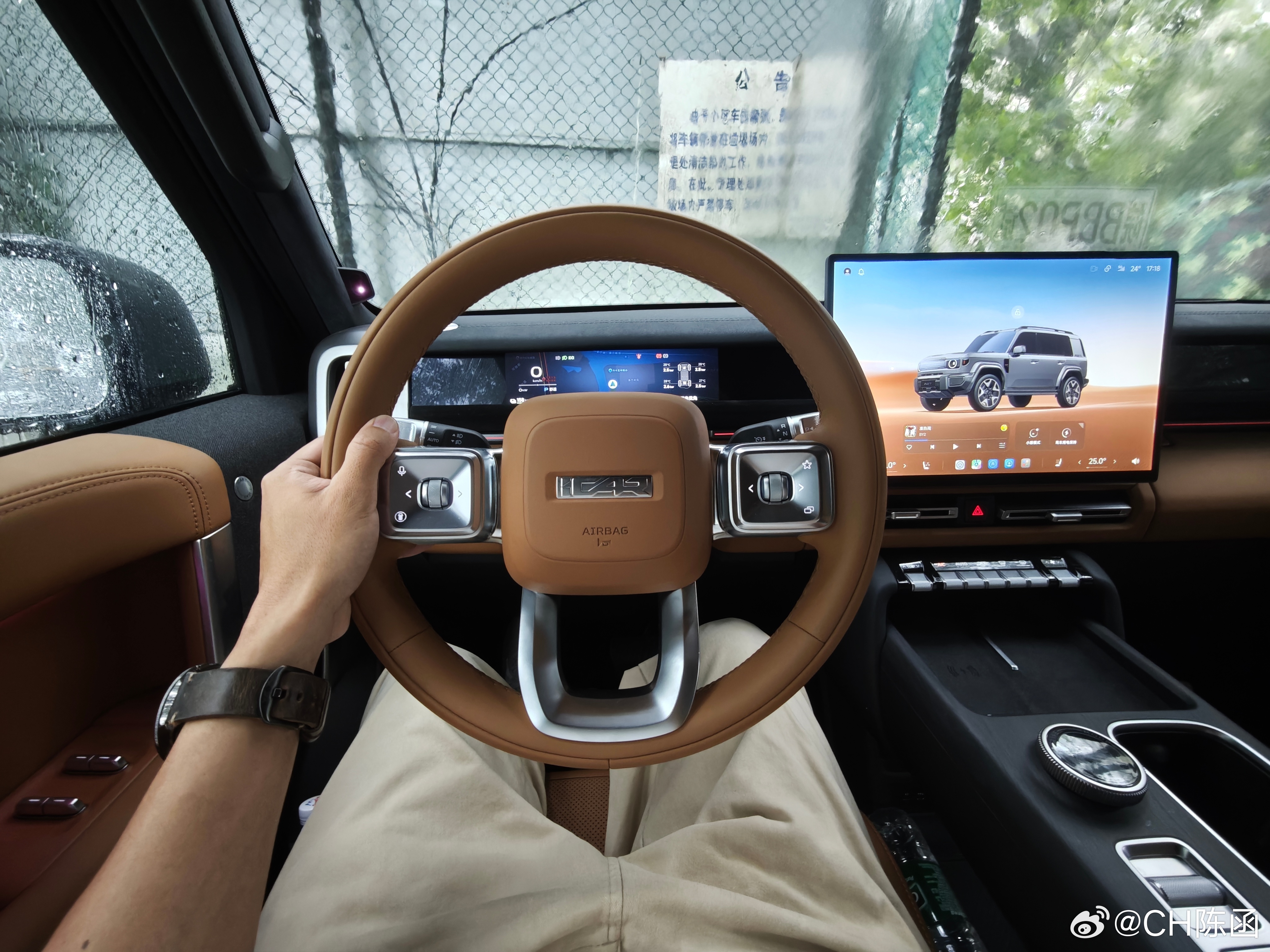 本来出来想拍个智驾测试的，没想到雨这么大。图1是vivo X300 Ultra超