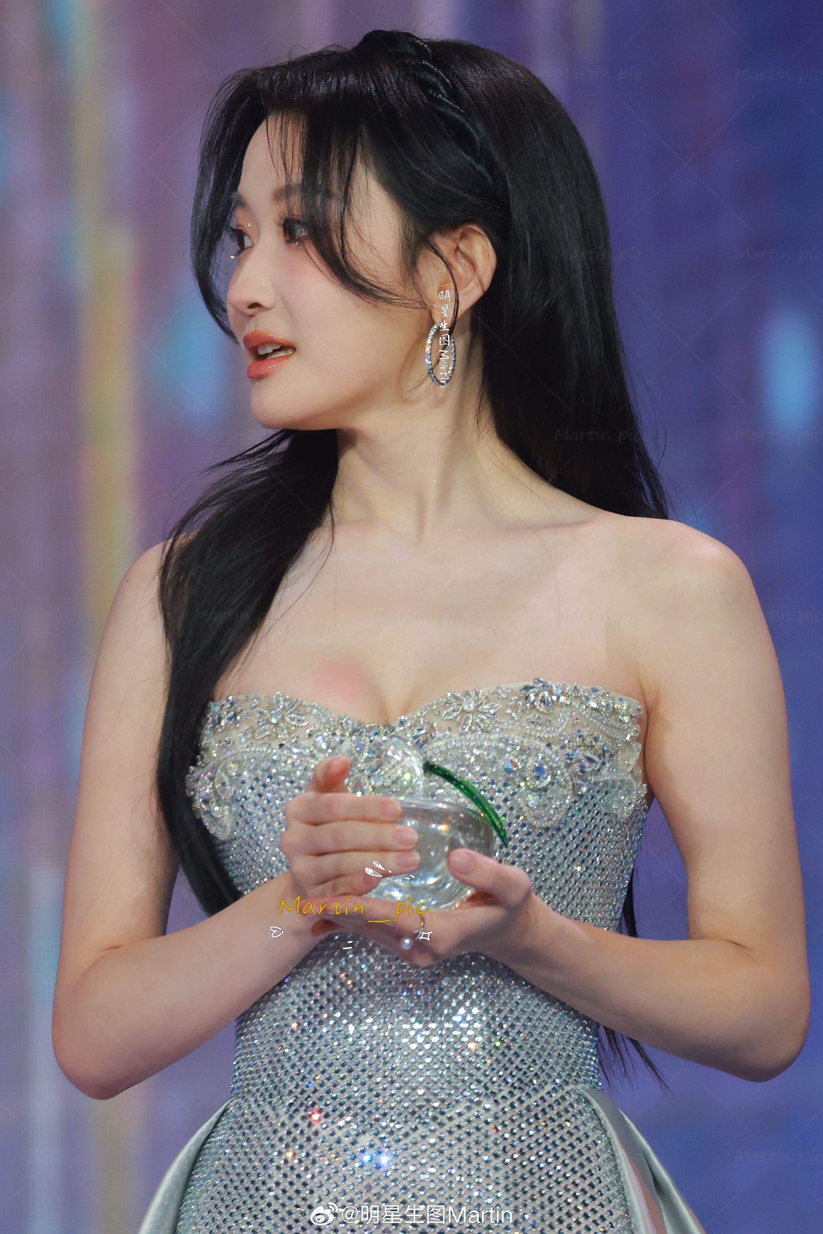 韩雨彤 韩雨桐微短剧品质盛典内场生图仙女美得很权威韩雨彤曾辉红毯合体比心 hyt