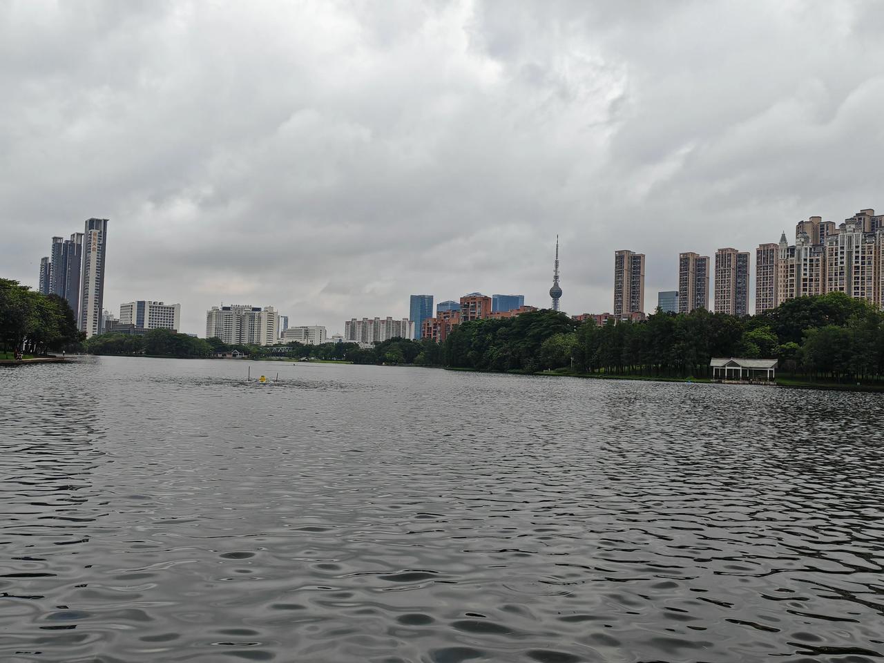 雷雨来临之际，
天空乌云密布。