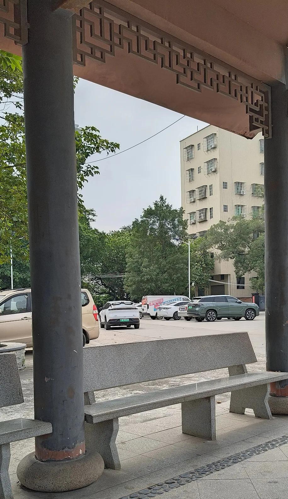 我敢打赌，这个问题，只有女人才能回答得出来。
遇到一个奇葩女孩，上个厕所都能整出