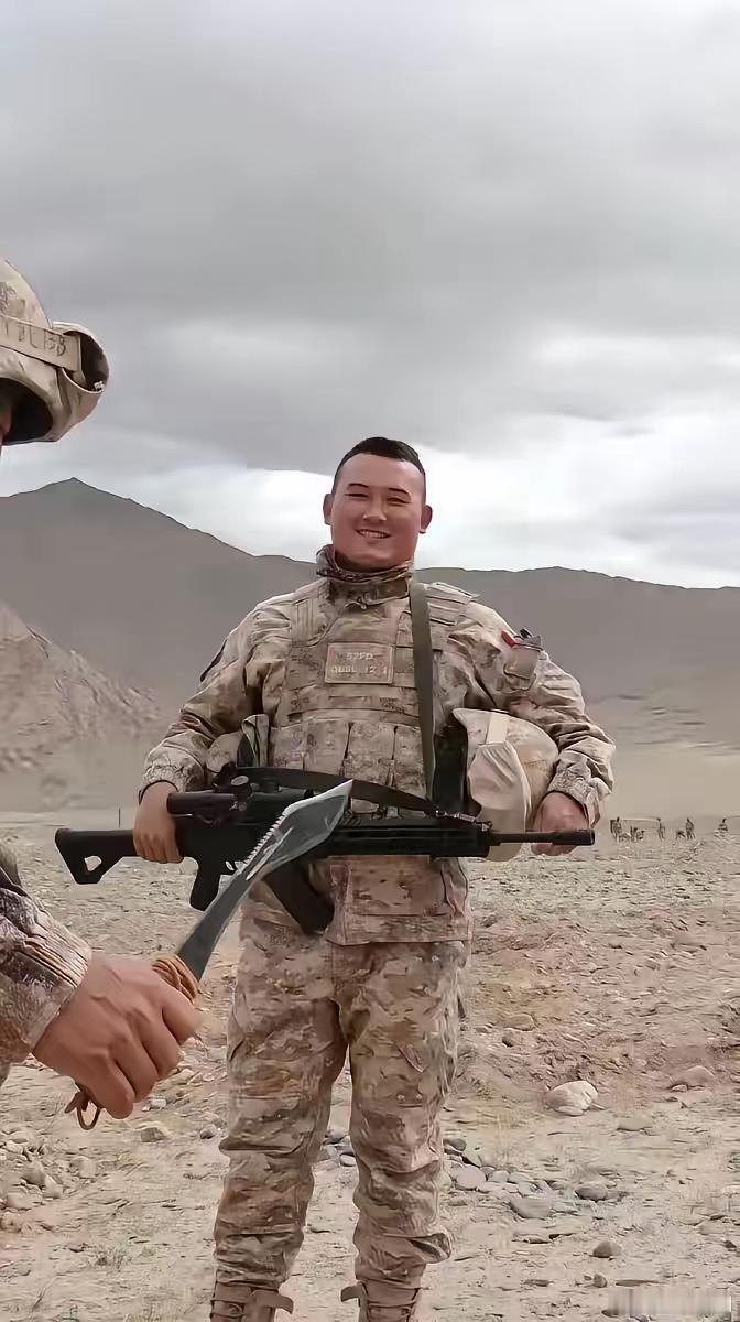 看看我军在边境山区，缴获到了什么？印度最精锐廓尔喀士兵的廓尔喀弯刀。实事求是说，