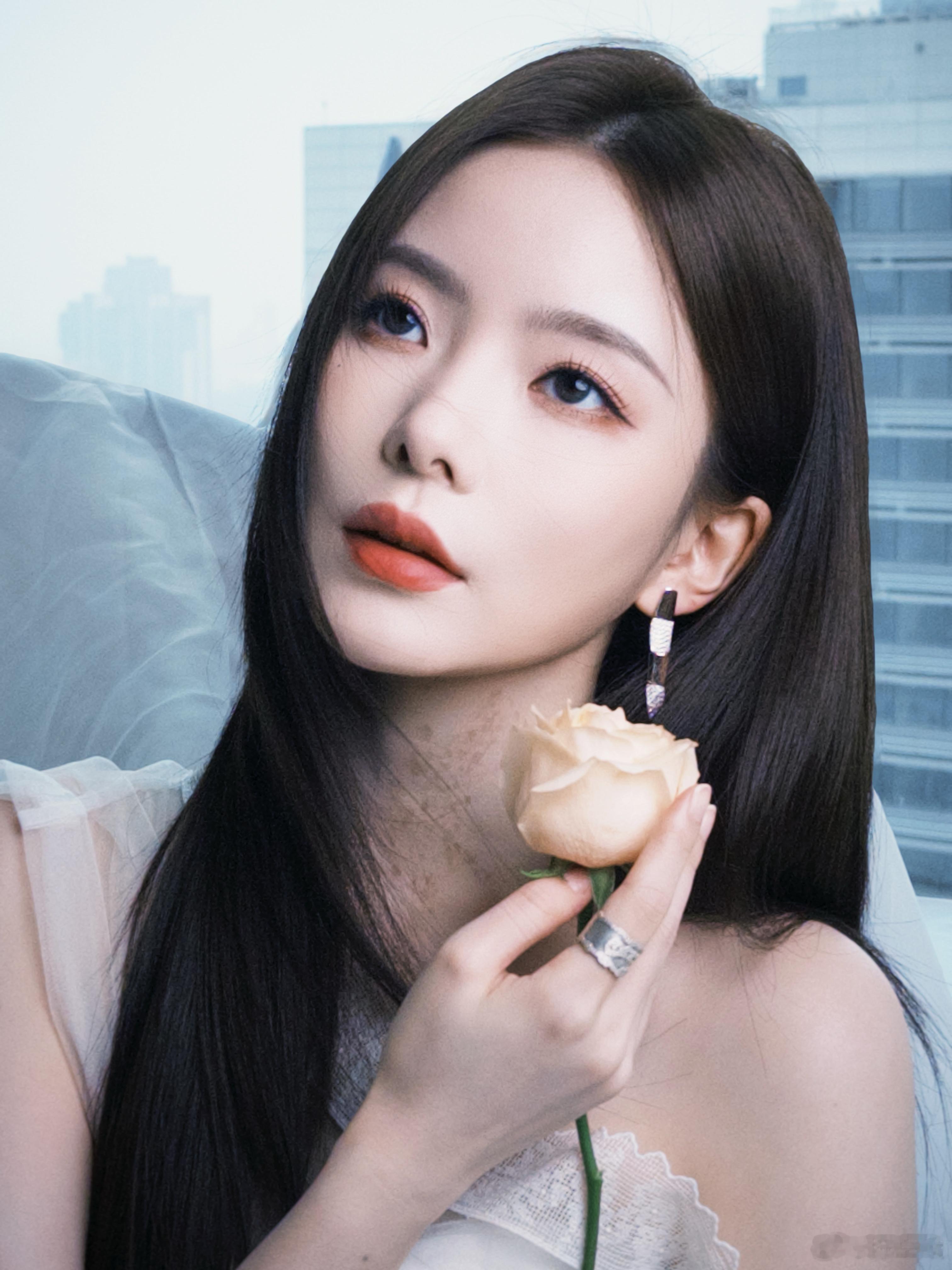 陈卓璇 指尖缠着垂落的发丝，白纱裙在光影里半透半明，蕾丝肩带滑落时，眼神漫不经心