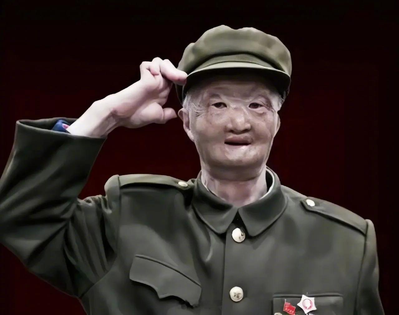 突然看到了活着的邱少云！他在长津湖战役中被毁容，因为担心自己“丑陋”的样子而不敢