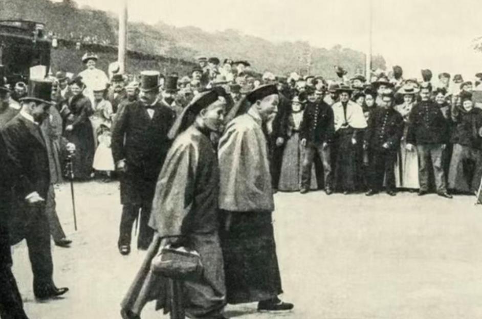1896年，李鸿章大摇大摆地跑到美国，想要给美国人瞧一瞧他的中国风。他特意穿上了