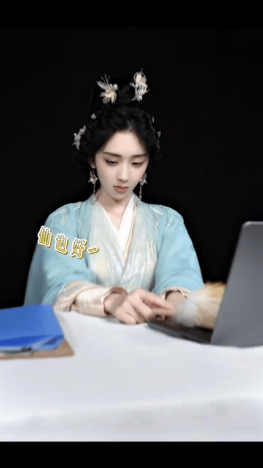 你们当中有一个王影璐很美 王影璐在献鱼里手指戳脸的小动作，带着点小傲娇又藏不住可