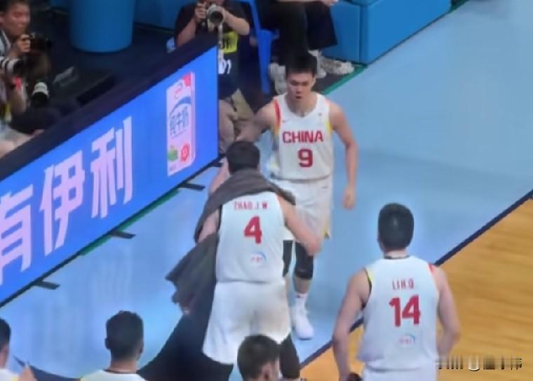 西热力江谈庞峥麟：

“这就对了，就应该让庞峥麟多打打，他绝对值得更多的时间。你