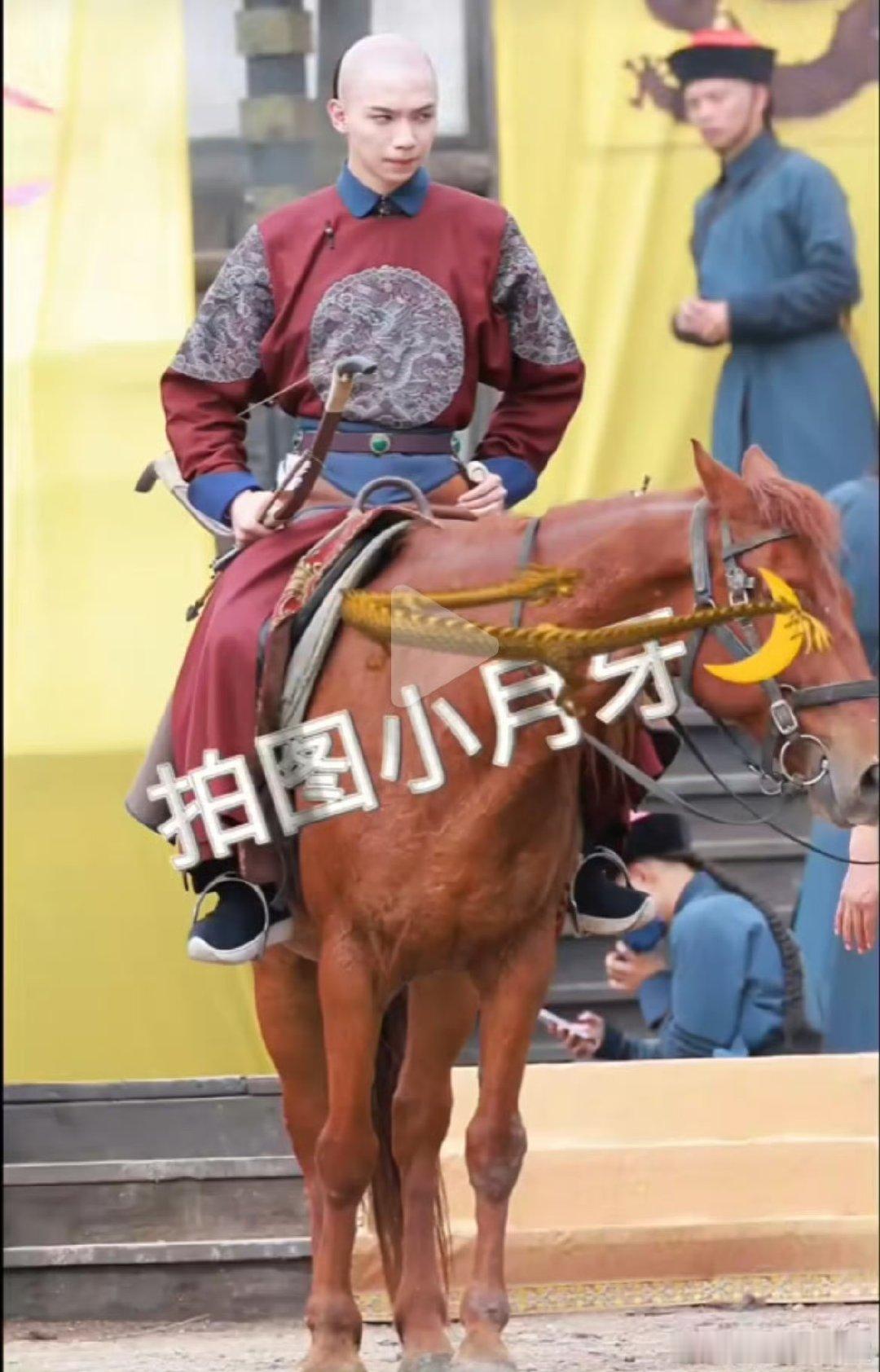 罗一舟焉栩嘉新版还珠造型罗一舟焉栩嘉新还珠路透 罗一舟饰演的景渊造型偏冷硬，焉栩